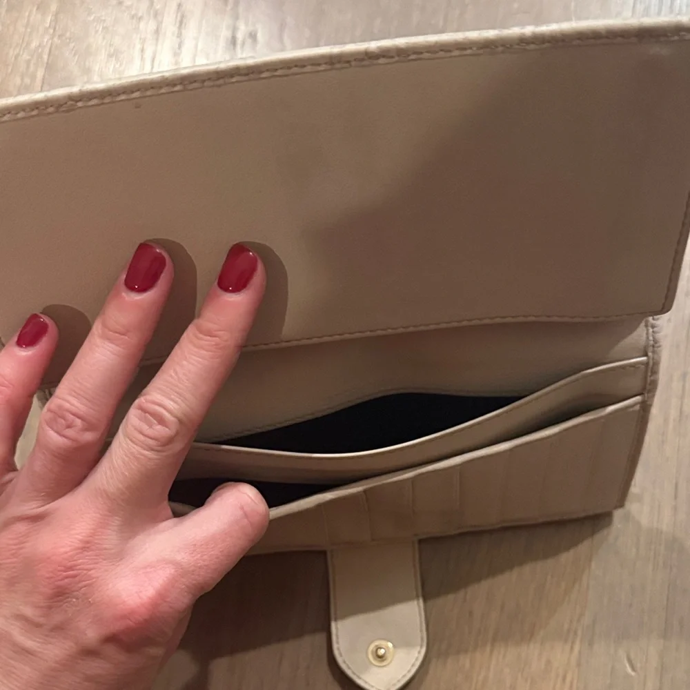 Gucci Beige Wallet with Gold Heart Detail - Picture 6 of 8